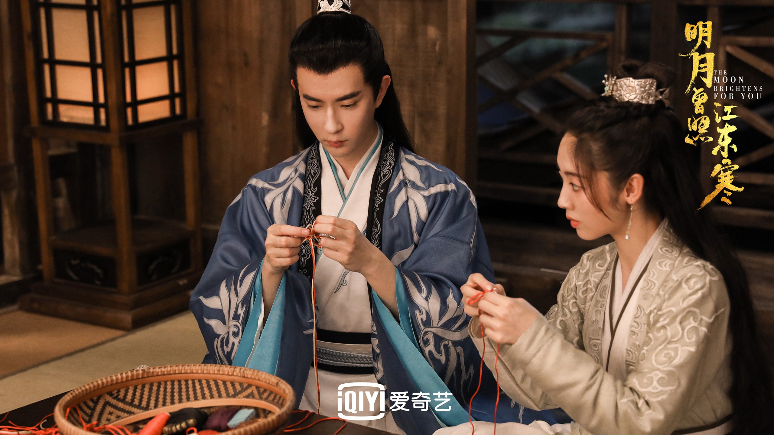 足球场上硬仗接连，球员巧妙战术，足球场硬汉